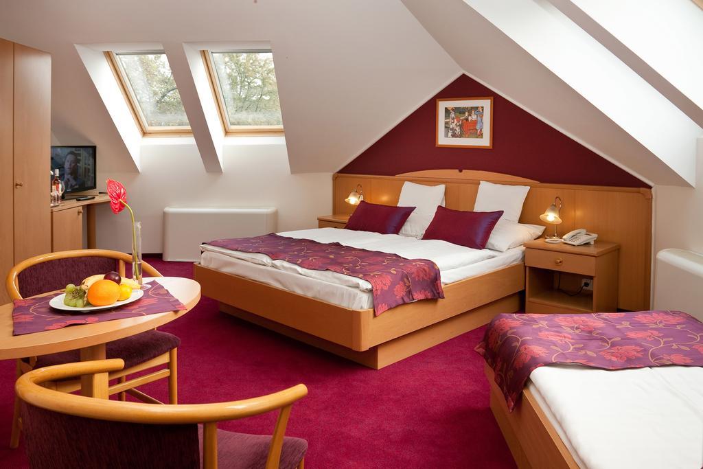 Hotel Kalvaria غيور الغرفة الصورة